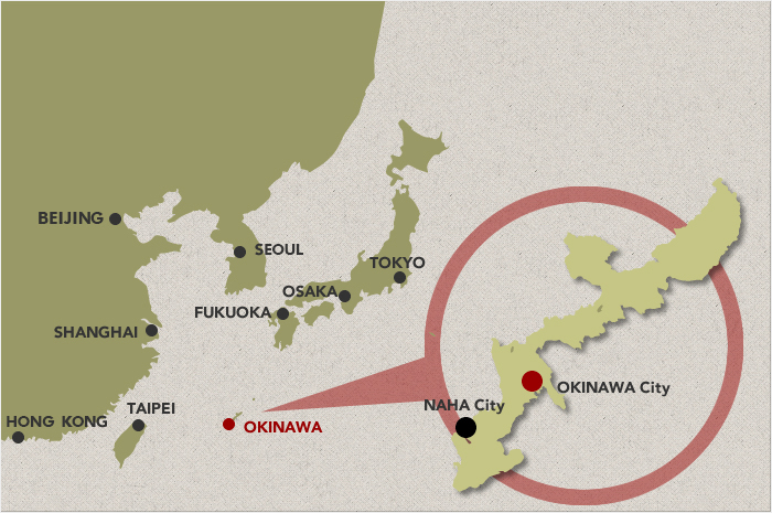 日本および近隣諸国の地図で沖縄の位置を示している。また、沖縄本島の拡大地図で那覇市および沖縄市の位置を示している。